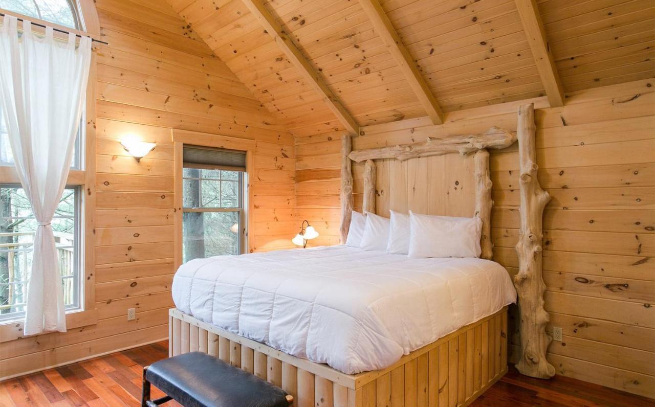 Whispering Pines Treehouse By Amish Country Lodging ミラーズバーグ エクステリア 写真