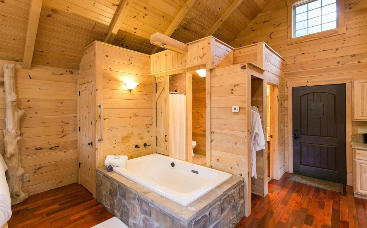 Whispering Pines Treehouse By Amish Country Lodging ミラーズバーグ エクステリア 写真