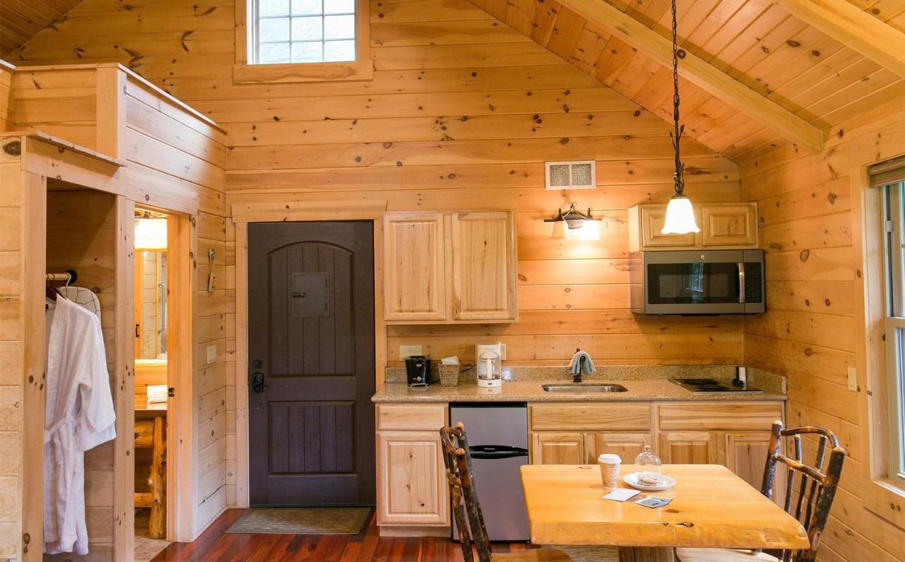Whispering Pines Treehouse By Amish Country Lodging ミラーズバーグ エクステリア 写真