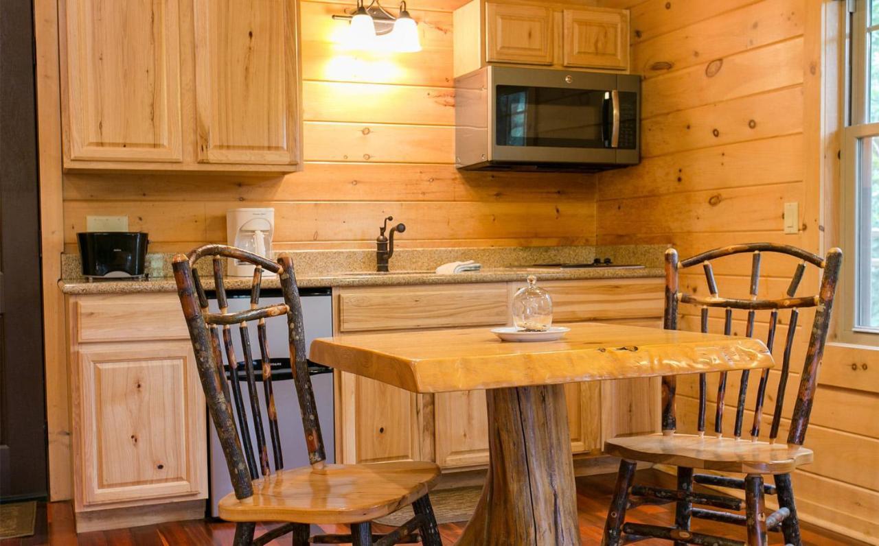 Whispering Pines Treehouse By Amish Country Lodging ミラーズバーグ エクステリア 写真
