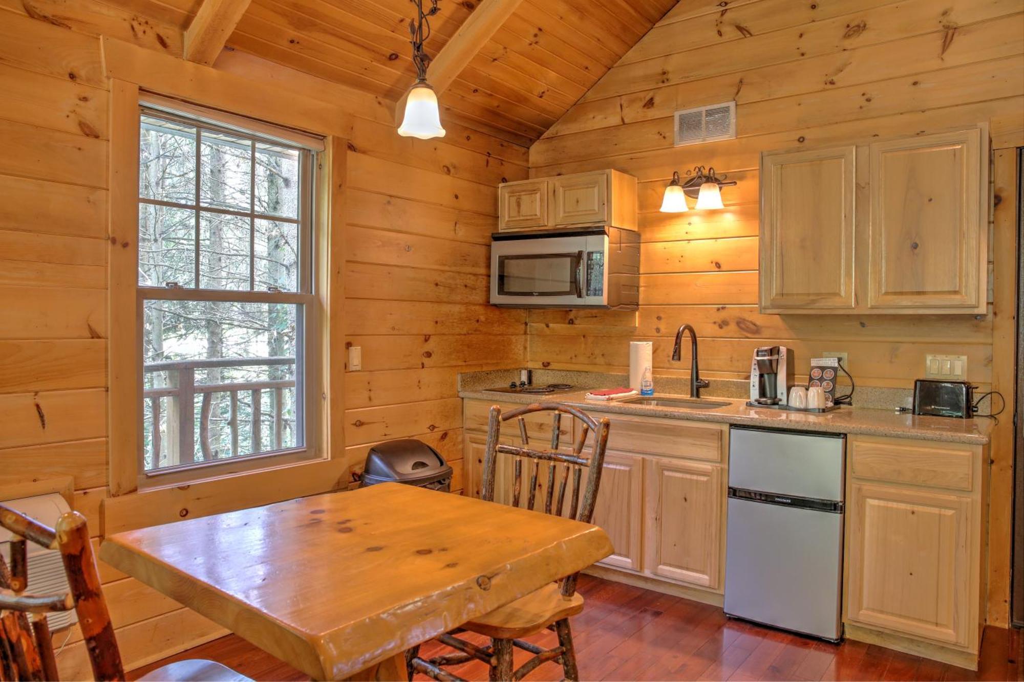Whispering Pines Treehouse By Amish Country Lodging ミラーズバーグ エクステリア 写真