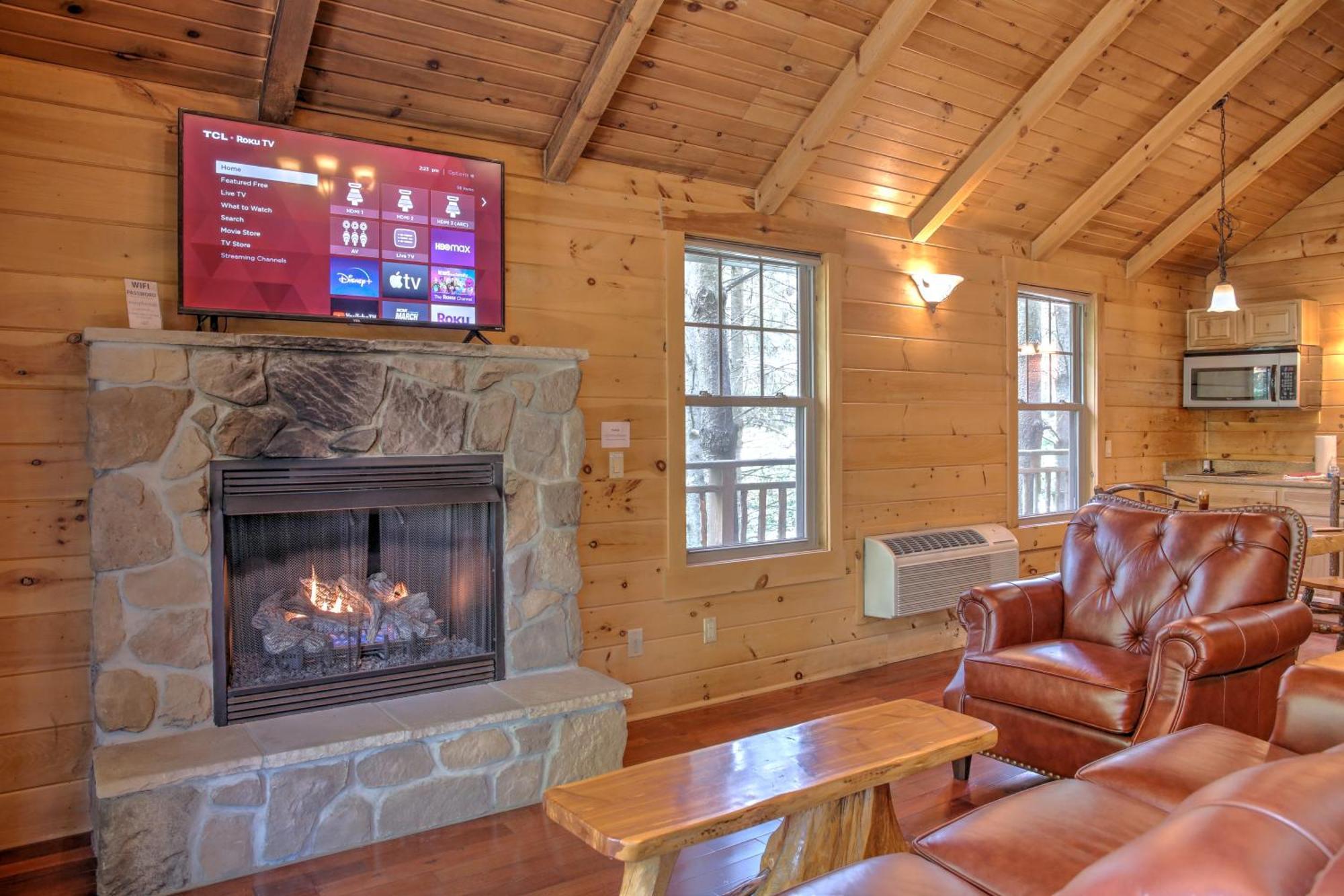 Whispering Pines Treehouse By Amish Country Lodging ミラーズバーグ エクステリア 写真